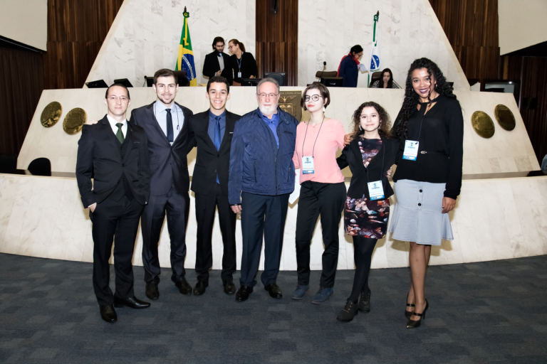 Cinco estudantes da UEL participam do Parlamento Universitário na Assembleia