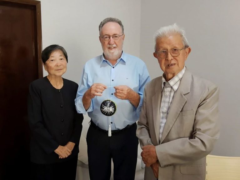 Tercilio recebe Temari dos artistas plástico Dona Mieko Goto e Yassuharo Ueda