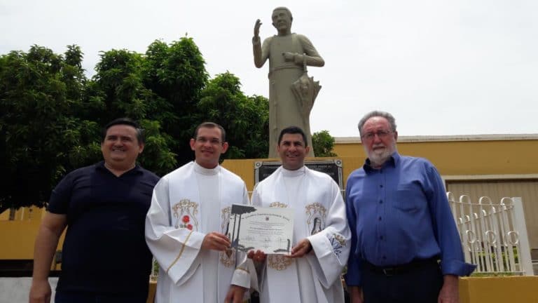 Deputado Tercilio Turini homenageia Frei Maximiliano, um benfeitor em Bandeirantes