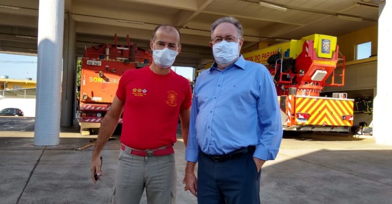 Tercilio Turini entrega homenagem ao  comandante dos bombeiros em Londrina