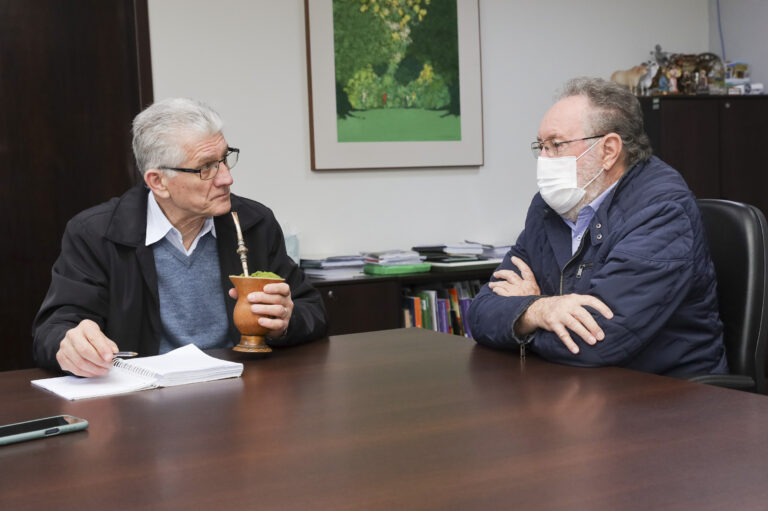 Deputado Tercilio Turini conversa com secretário Norberto Ortigara sobre de pavimentação de estradas rurais