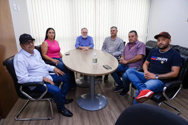 Arapuã conquista R$ 5 milhões para asfalto, além de ambulância e implementos agrícolas
