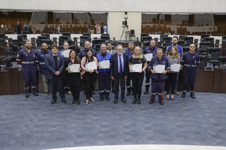 Deputado Tercilio Turini homenageia profissionais do SIATE no Paraná pelos 35 anos de amor à vida
