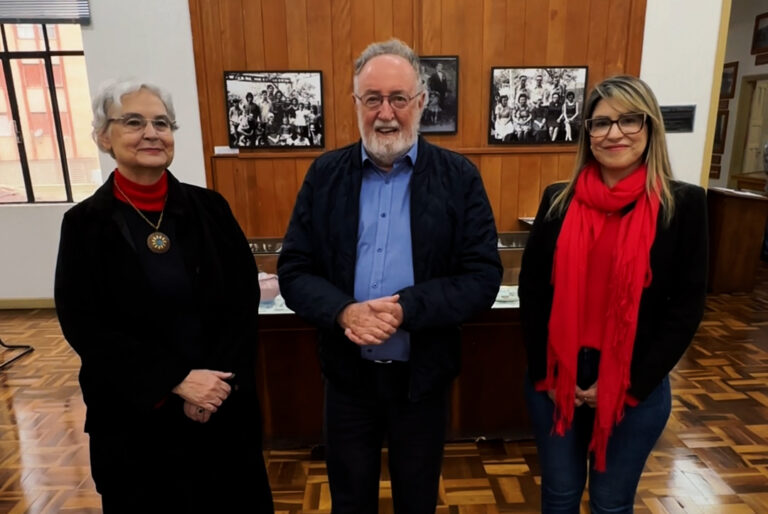 Tercilio Turini lembra de histórias familiares emvisita à mostra dos 150 da imigração italiana
