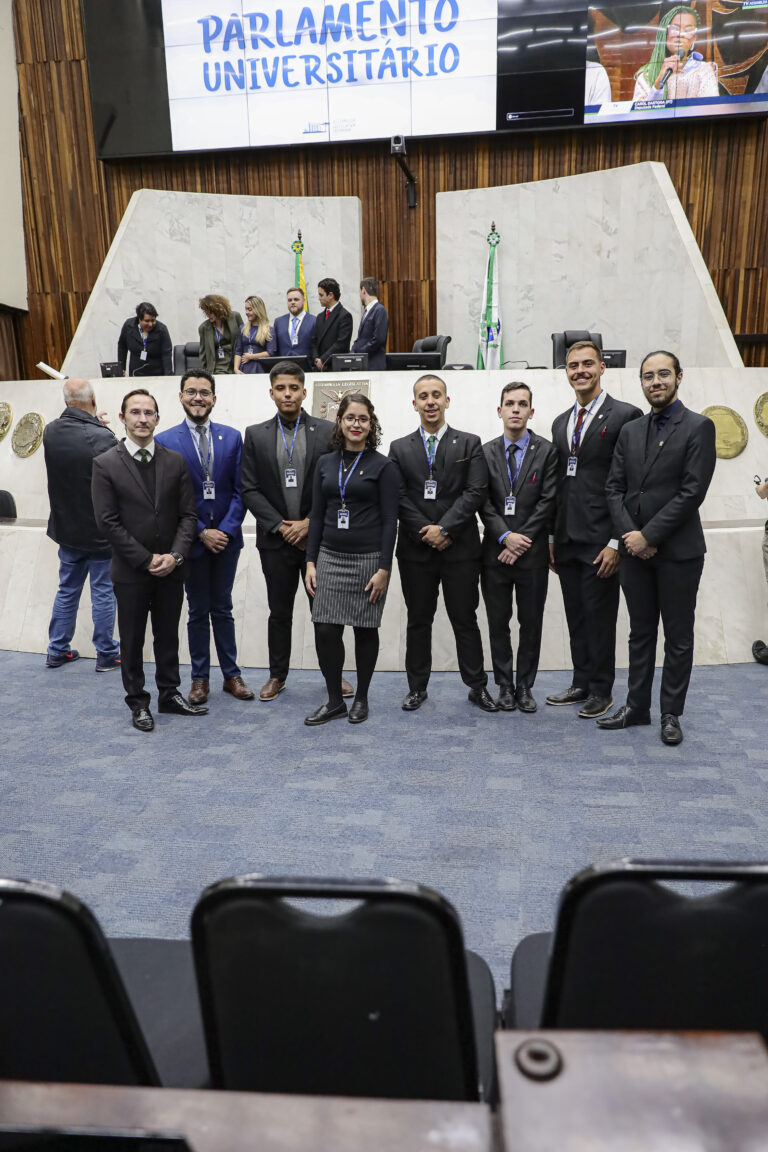 Deputado Tercilio Turini abre gabinete para estudantes da UEL no Parlamento Universitário