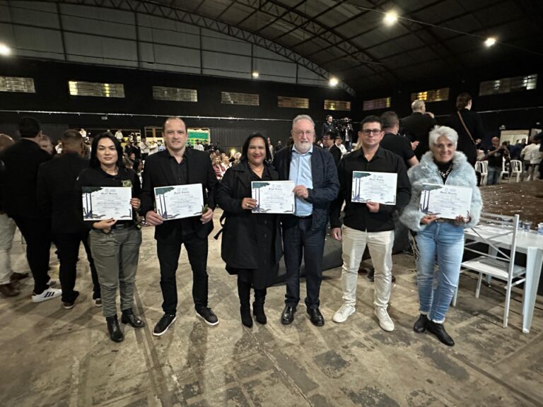 Deputado Tercilio Turini homenageia pessoas de destaque no Norte Pioneiro