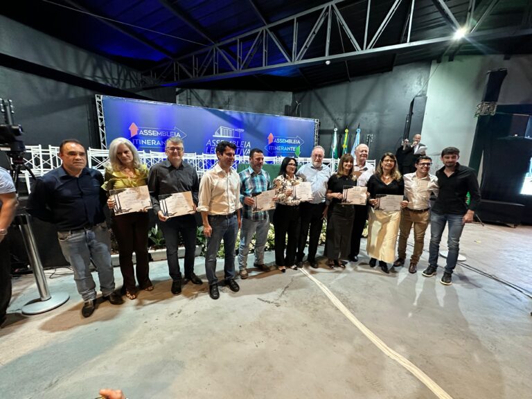 Deputado Tercilio Turini homenageia pessoas de destaque em Santo Antonio da Platina e região