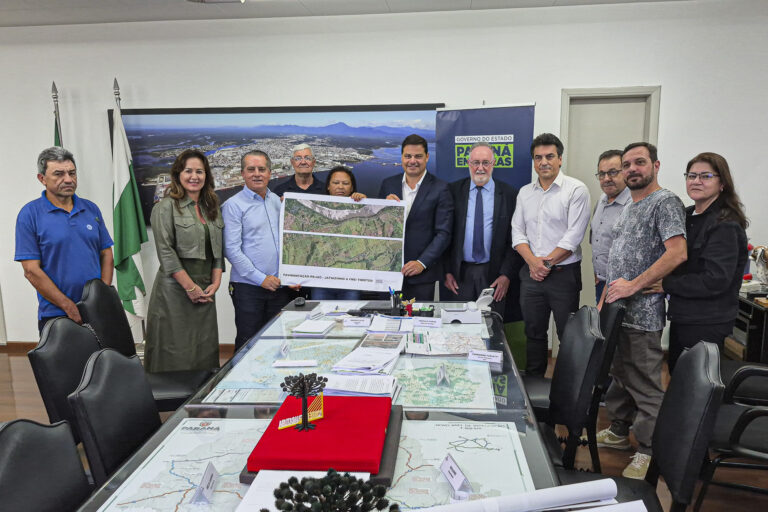 Lideranças de Jataizinho e deputado Tercilio Turini entregam pré-projeto para asfaltar Estrada Frei Timóteo