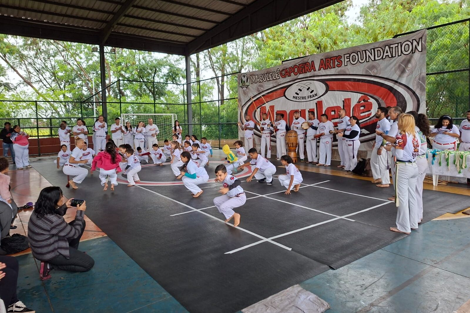 Mulheres capoeiristas são homenageadas pelo trabalho social e formação cidadã